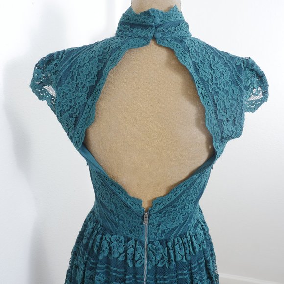 Alice + Olivia Jade Green Lace Short Sleeve Open Back Mock Neck Size 6 Dress - Picture 8 of 11